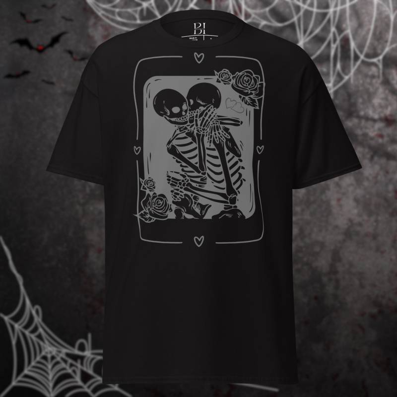 Skelett Liebesgeflüster - T-Shirt | Geschenkidee Halloween Tshirt Gruseliges Shirt Ewige Liebe Bootiful Liebesbeweis von BesserIstDE