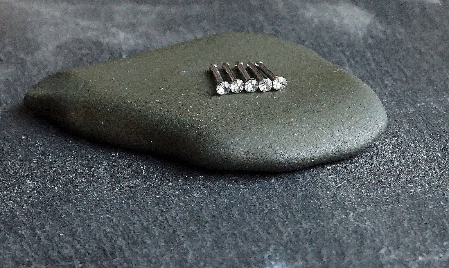 5 Kleine Kristall Nasenstecker, Dezenter Körperschmuck, Nasenpiercing, Nasenschmuck, Stift, Edelsteinstecker von BessiesBodyJewellery
