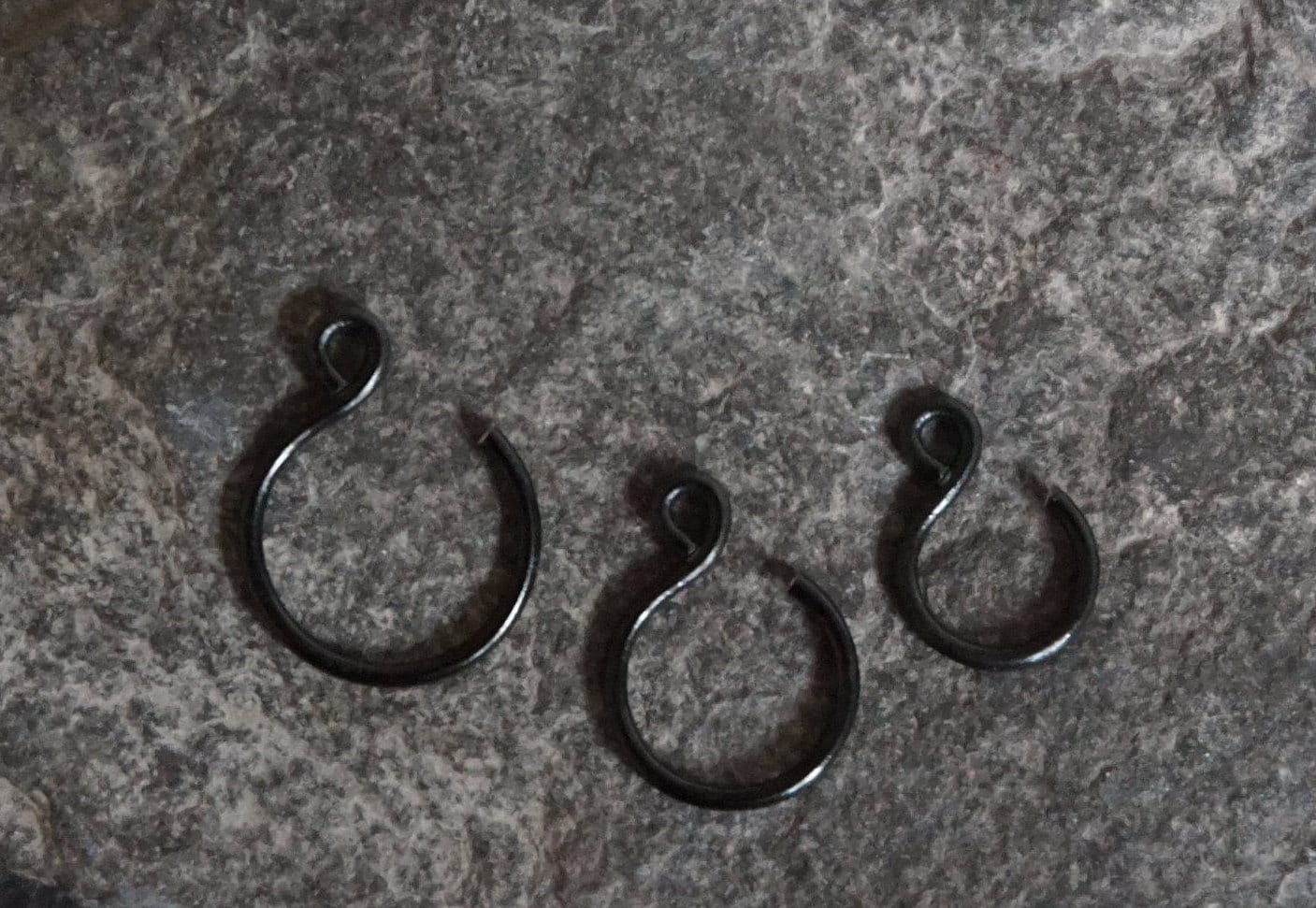 Fake Nasenring, Nasenbügel, Piercing, Ohrring, Körperschmuck, Schwarzer Nasenring Body Piercing Schmuck von BessiesBodyJewellery