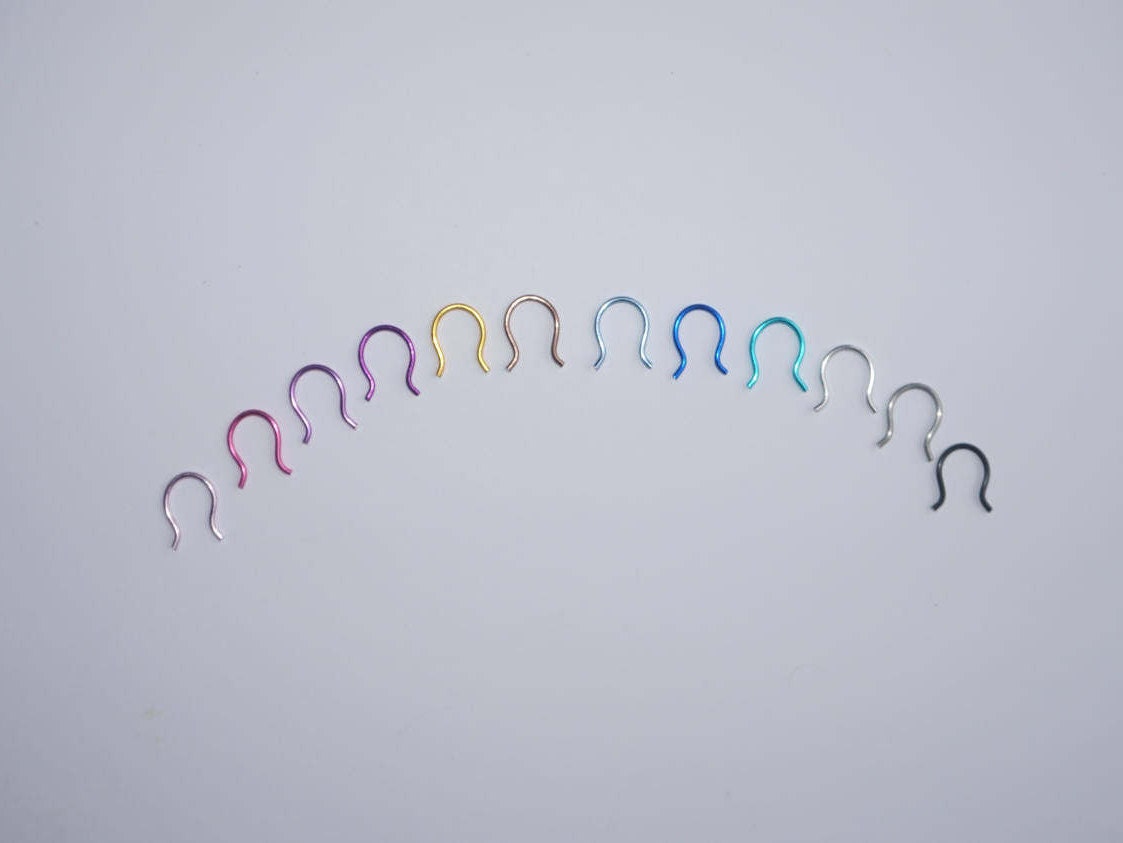 Septum Retainer Verschiedene Farben, 18G Retainer, Tritt Fuß Hufeisen Septum, Weihnachtsgeschenk, Piercing von BessiesBodyJewellery
