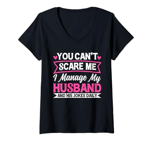 Damen Du kannst mich nicht erschrecken Ich verwalte meinen Mann und seine täglichen Witze T-Shirt mit V-Ausschnitt Damen Du kannst mich nicht erschrecken Ich verwalte meinen Mann und seine täglichen Witze T-Shirt mit V-Ausschnitt von Best Wife Marriage Couple Women Gifts From Husband