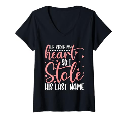 Damen Er hat mein Herz gestohlen, also habe ich seinen Nachnamen gestohlen. Wifey Married T-Shirt mit V-Ausschnitt Damen Er hat mein Herz gestohlen, also habe ich seinen Nachnamen gestohlen. Wifey Married T-Shirt mit V-Ausschnitt von Best Wife Marriage Couple Women Gifts From Husband