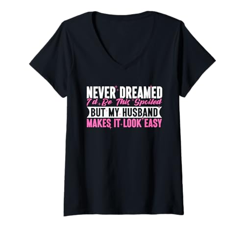 Damen Ich hätte nie gedacht, dass ich so verwöhnt sein würde, aber mein Mann macht es einfach T-Shirt mit V-Ausschnitt Damen Ich hätte nie gedacht, dass ich so verwöhnt sein würde, aber mein Mann macht es einfach T-Shirt mit V-Ausschnitt von Best Wife Marriage Couple Women Gifts From Husband