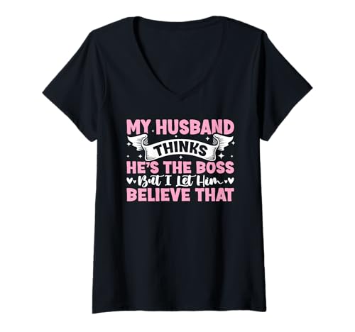 Damen Mein Mann denkt, er ist der Chef, aber ich lasse ihn das glauben T-Shirt mit V-Ausschnitt Damen Mein Mann denkt, er ist der Chef, aber ich lasse ihn das glauben T-Shirt mit V-Ausschnitt von Best Wife Marriage Couple Women Gifts From Husband
