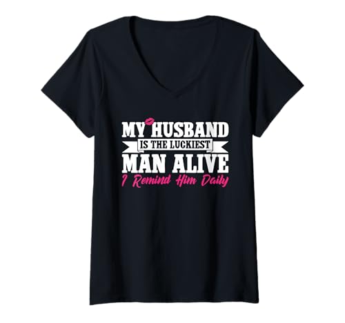 Damen Mein Mann ist der glücklichste Mann der Welt, daran erinnere ich ihn täglich T-Shirt mit V-Ausschnitt Damen Mein Mann ist der glücklichste Mann der Welt, daran erinnere ich ihn täglich T-Shirt mit V-Ausschnitt von Best Wife Marriage Couple Women Gifts From Husband