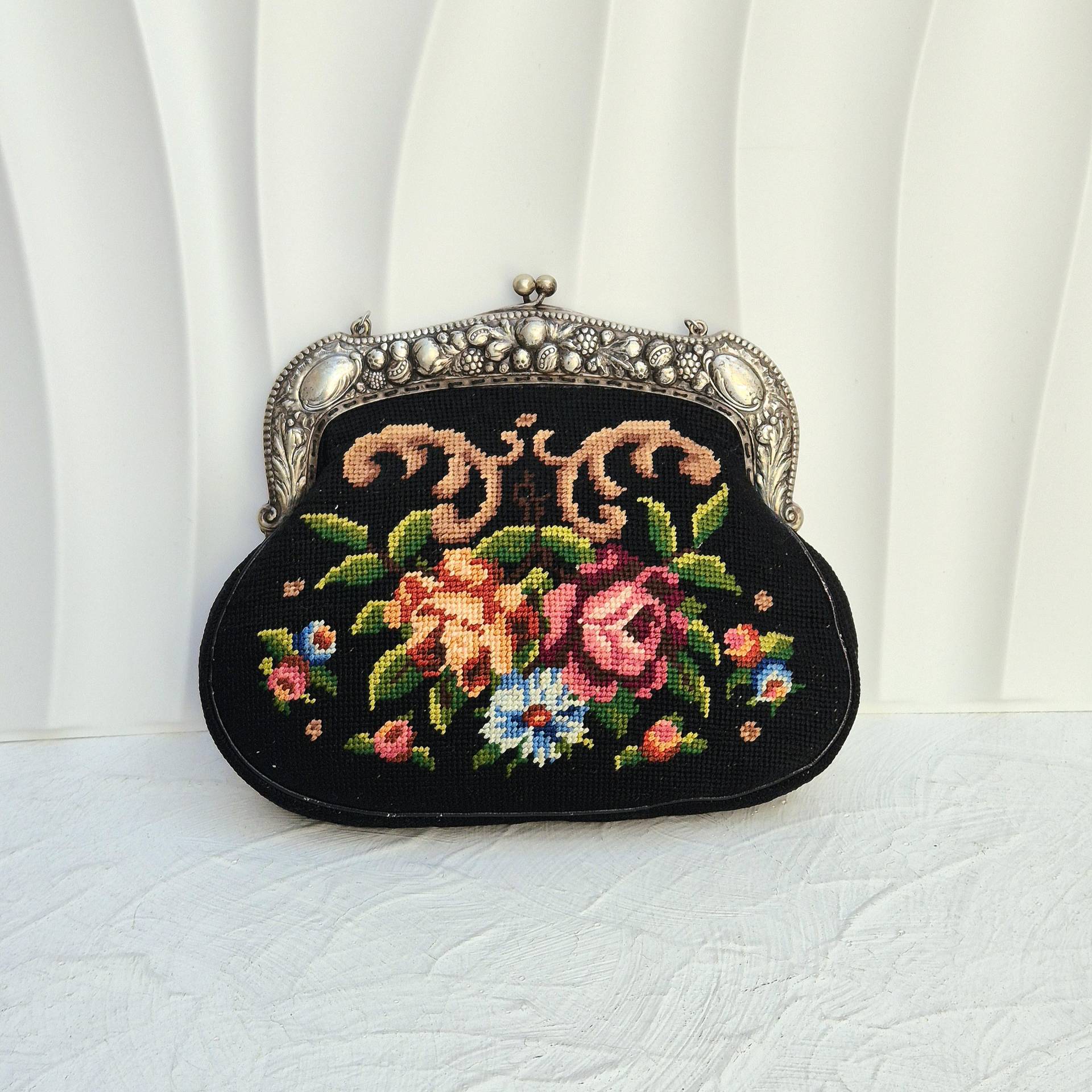 Antike Jugendstil Petit Point Handtasche Mit Verschnörkeltem Alpaka Rahmen. Deutschland Flapper Geldbörse von BestAntiqueBoutique