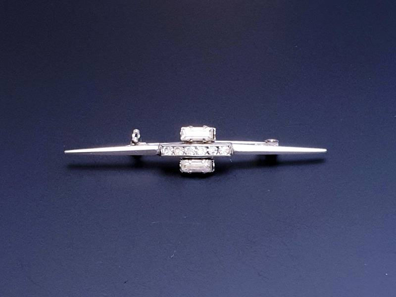 Art Deco Antique Bar Brosche in Silber Ton Mit Baguette Und Klaren Diamantschliff Steinen. Signiert Made Austria von BestAntiqueBoutique