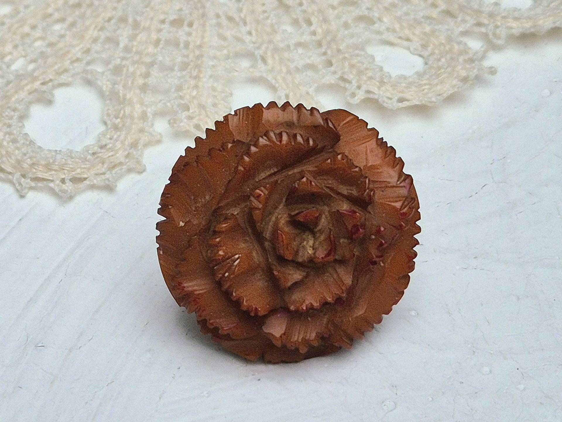 Art Deco Hand Geschnitzte Butterscotch Bakelit Rose Kleiderclip. 1920Er Antiker Geprüft Art Deco Hand Geschnitzte Butterscotch Bakelit Rose Kleiderclip. 1920Er Antiker Geprüft von BestAntiqueBoutique