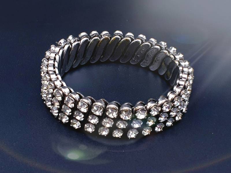 Art Deco Vintage Erweiterbares Armband Mit Drei Reihen Von Strasssteinen. Signiert Go & Co. Made in Hong Kong. 1950Er Jahre Vintage von BestAntiqueBoutique