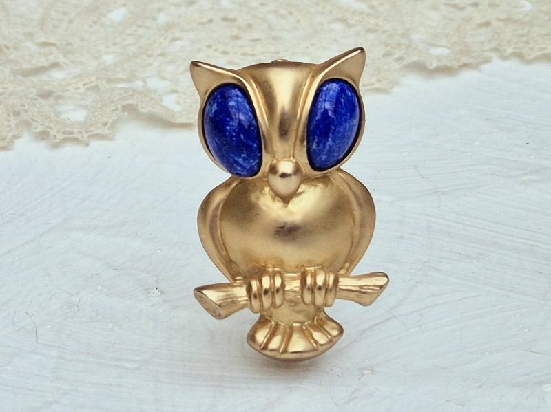 Atemberaubende Vintage Eulen Brosche in Gold Ton Mit Faux Lapis Lazuli Oval Cabochon Augen von BestAntiqueBoutique