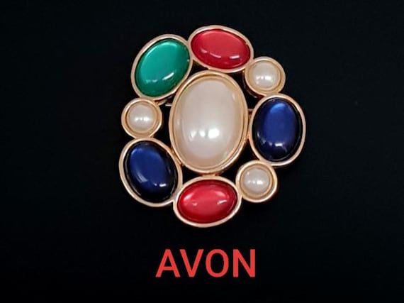 Avon 1980S Vintage Abnehmbarer Kettenverschluss/Brosche Mit Faux-Perlen Und Gripouix Style Rot, Grün, Blau Cabochons von BestAntiqueBoutique
