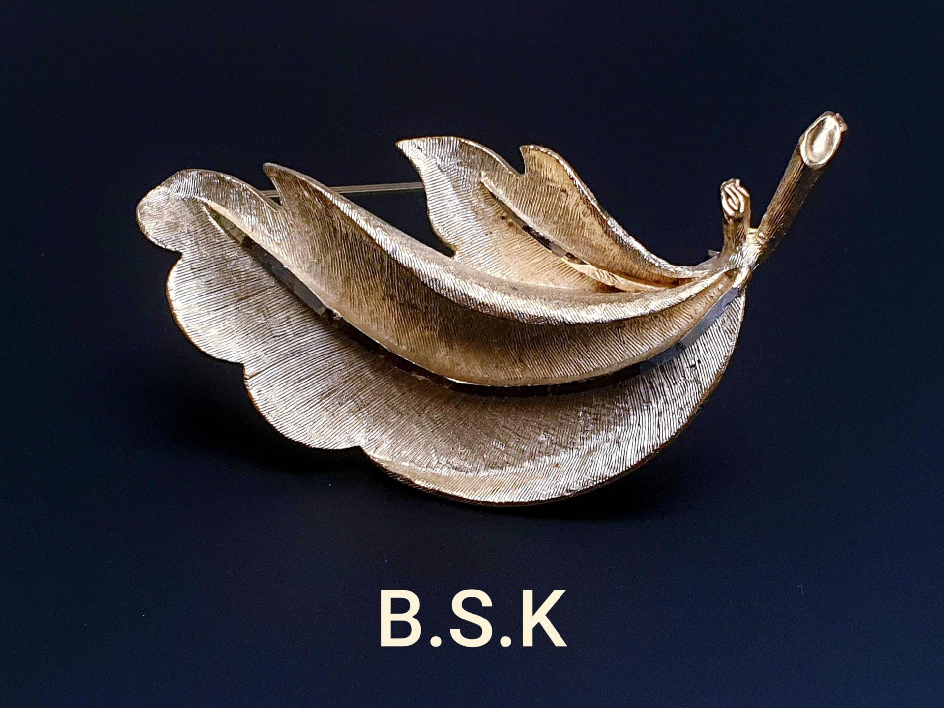 B.s.k Vintage Blatt Brosche Aus Feinem, Gebürstetem, Hellgoldenem Metall von BestAntiqueBoutique