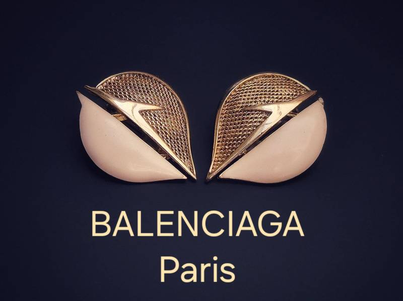 Balenciaga Paris Vintage Vergoldete Ohrclips in Blattform Mit Cremefarbener Emaille. Signiert Balenciaga Logo von BestAntiqueBoutique