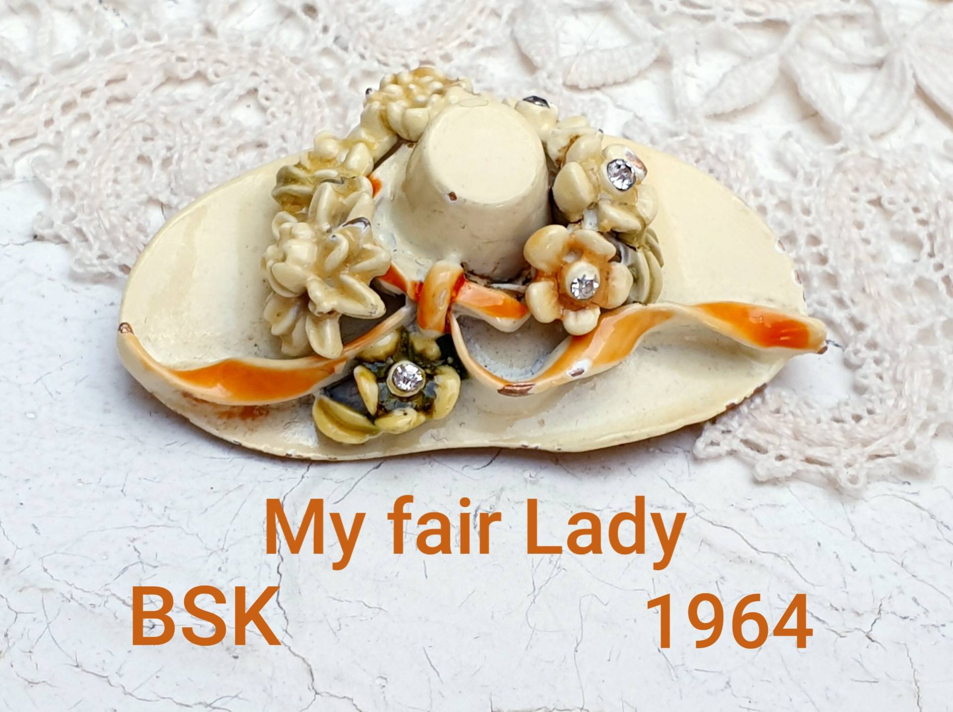 Bsk My Fair Lady 1964 Vintage Hutförmige Brosche. Goldfarbenes Metall, Emaille. Signiert von BestAntiqueBoutique