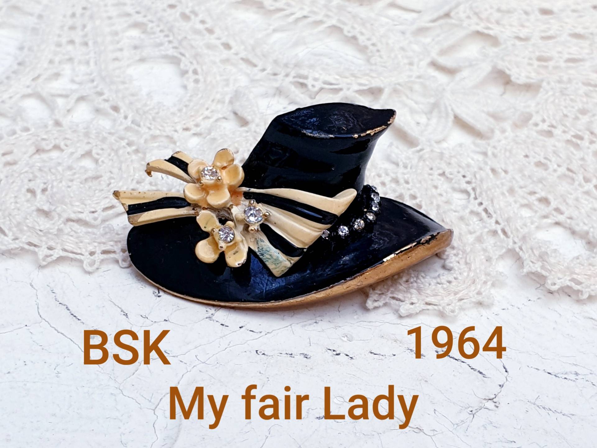 Bsk My Fair Lady 1964 Vintage Hutförmige Brosche. Goldfarbenes Metall, Emaille. Signiert von BestAntiqueBoutique