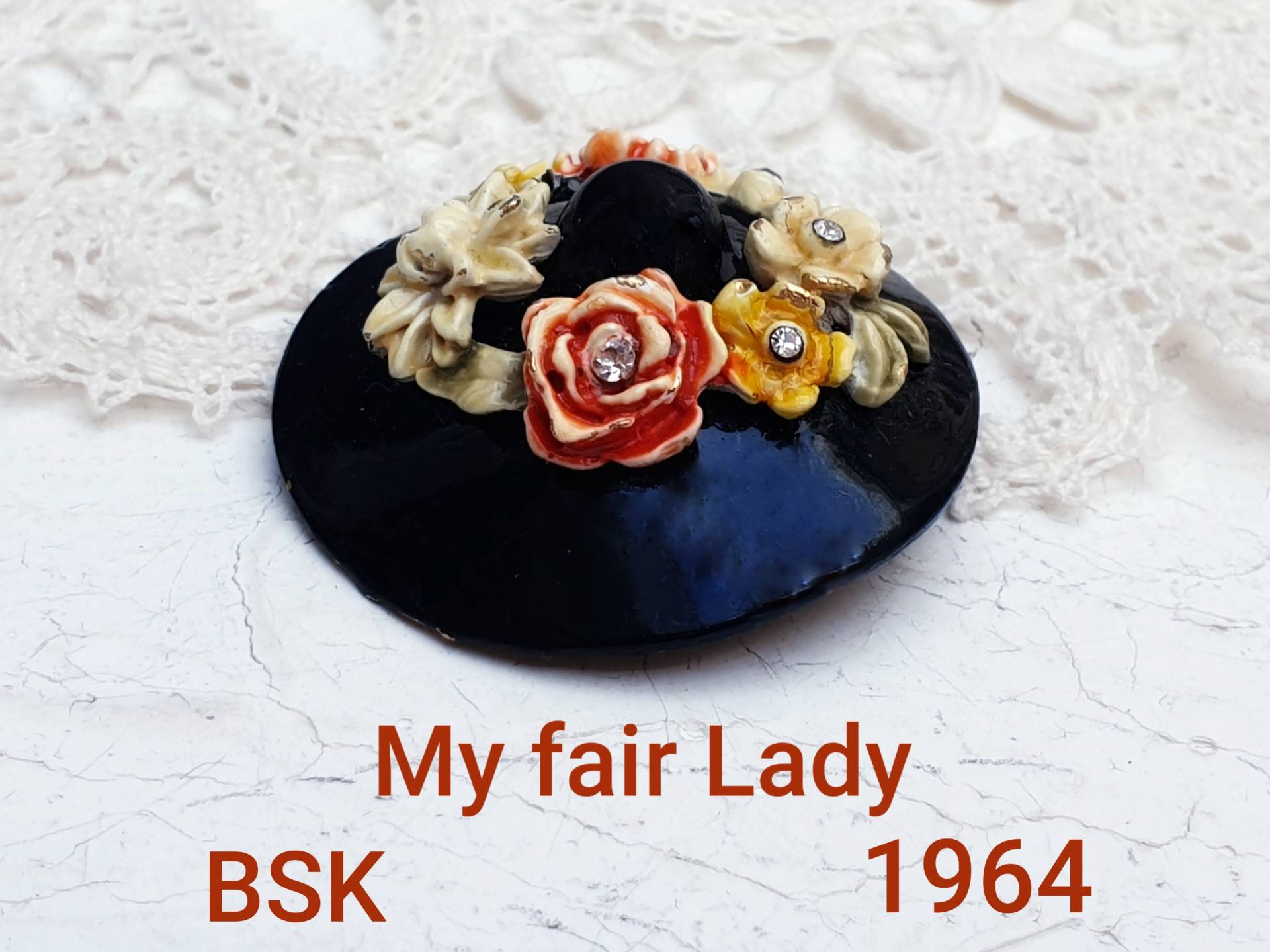 Bsk My Fair Lady 1964 Vintage Hutförmige Brosche. Goldfarbenes Metall, Emaille. Signiert von BestAntiqueBoutique