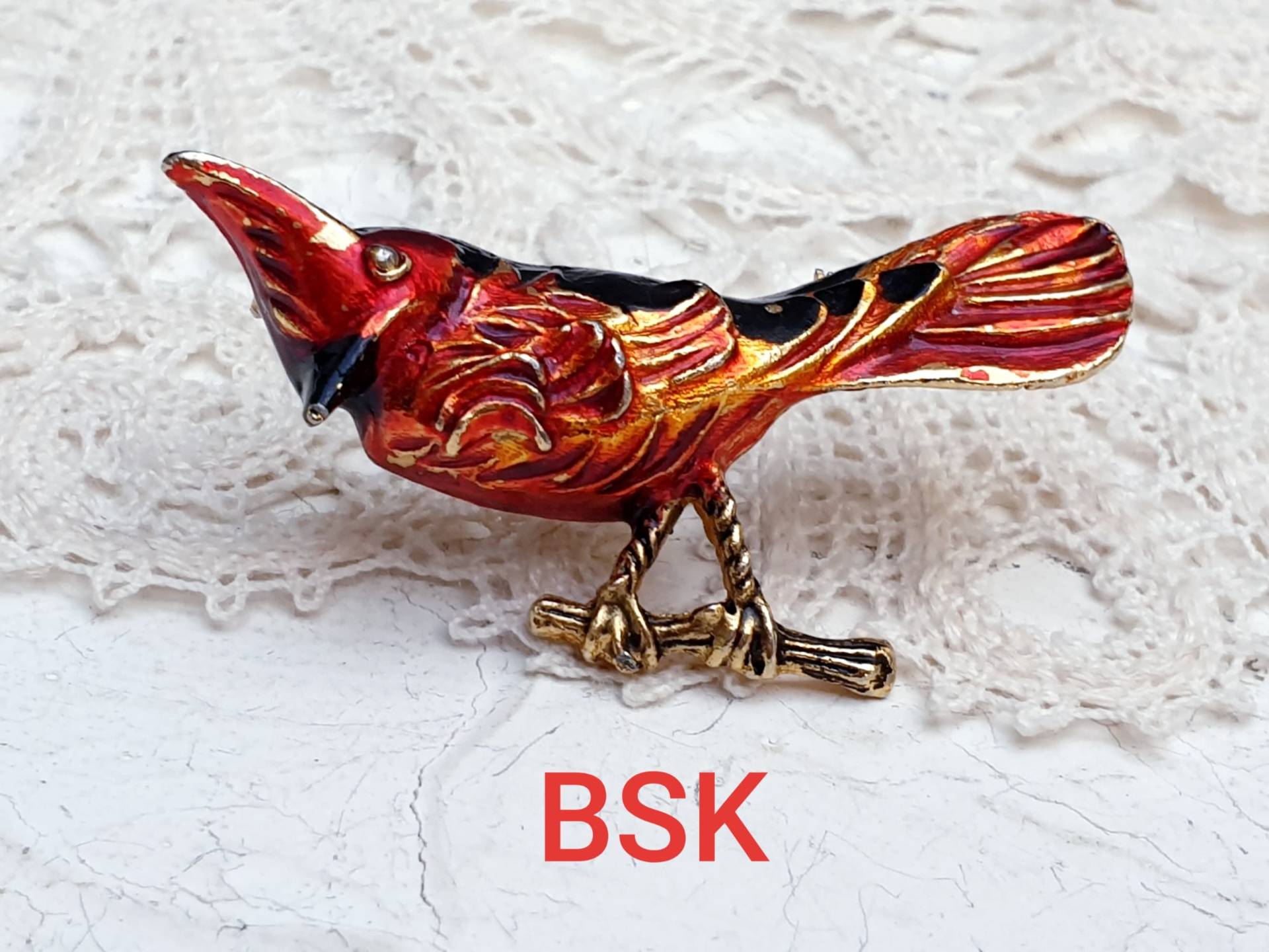 Bsk Signierte Vintage Rot Kardinalvogel Auf Einem Ast Brosche. Goldfarbenes Metall, Rote Und Schwarze Emaille von BestAntiqueBoutique