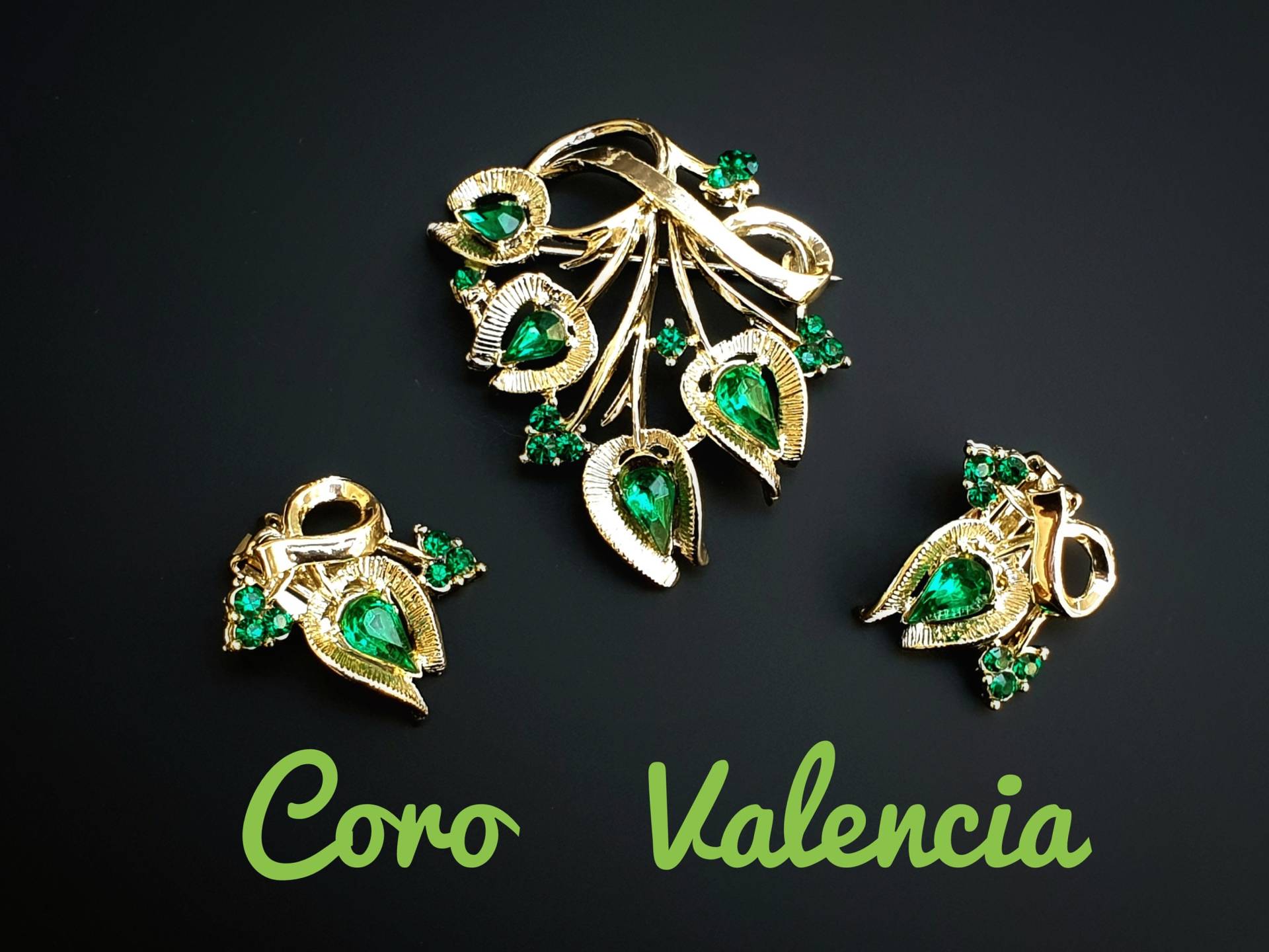 Coro „Valencia" 1955 Adolph Katz Seltene Vintage Demi Parure. Broschen-Ohrclips-Set, Grüne Strasssteine. Ohne Unterschrift Coro „Valencia" 1955 Adolph Katz Seltene Vintage Demi Parure. Broschen-Ohrclips-Set, Grüne Strasssteine. Ohne Unterschrift von BestAntiqueBoutique