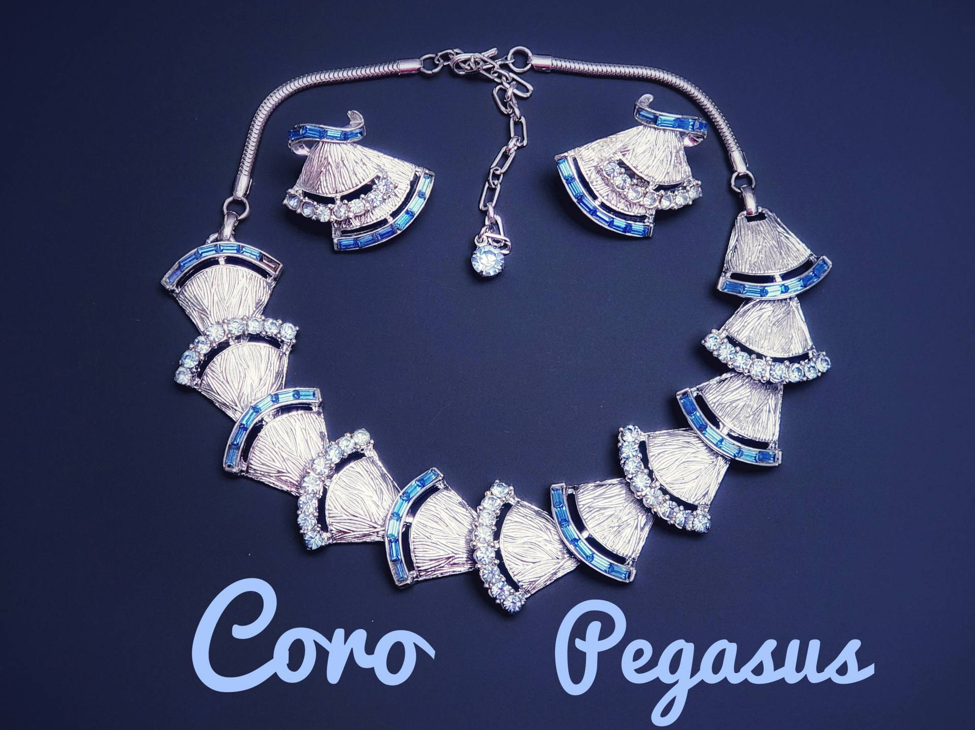 Coro Pegasus Vintage Halskette Ohrclips Set Rhodiniert, Blau Baguette Und Chaton Strass. Vollständig Signiert Des Patpend Coro Pegasus Vintage Halskette Ohrclips Set Rhodiniert, Blau Baguette Und Chaton Strass. Vollständig Signiert Des Patpend von BestAntiqueBoutique