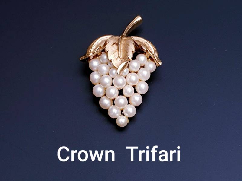 Crown Trfari 1960S Vintage Trauben Brosche Aus Vergoldetem Trifanium Mit Faux-Perlen von BestAntiqueBoutique