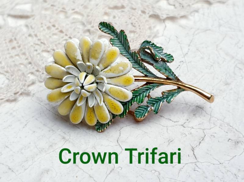 Crown Trfari Rare 1960S Vintage Blumen Brosche Aus Vergoldetem Trifanium Mit Gelbem Und Grünem Emaille von BestAntiqueBoutique