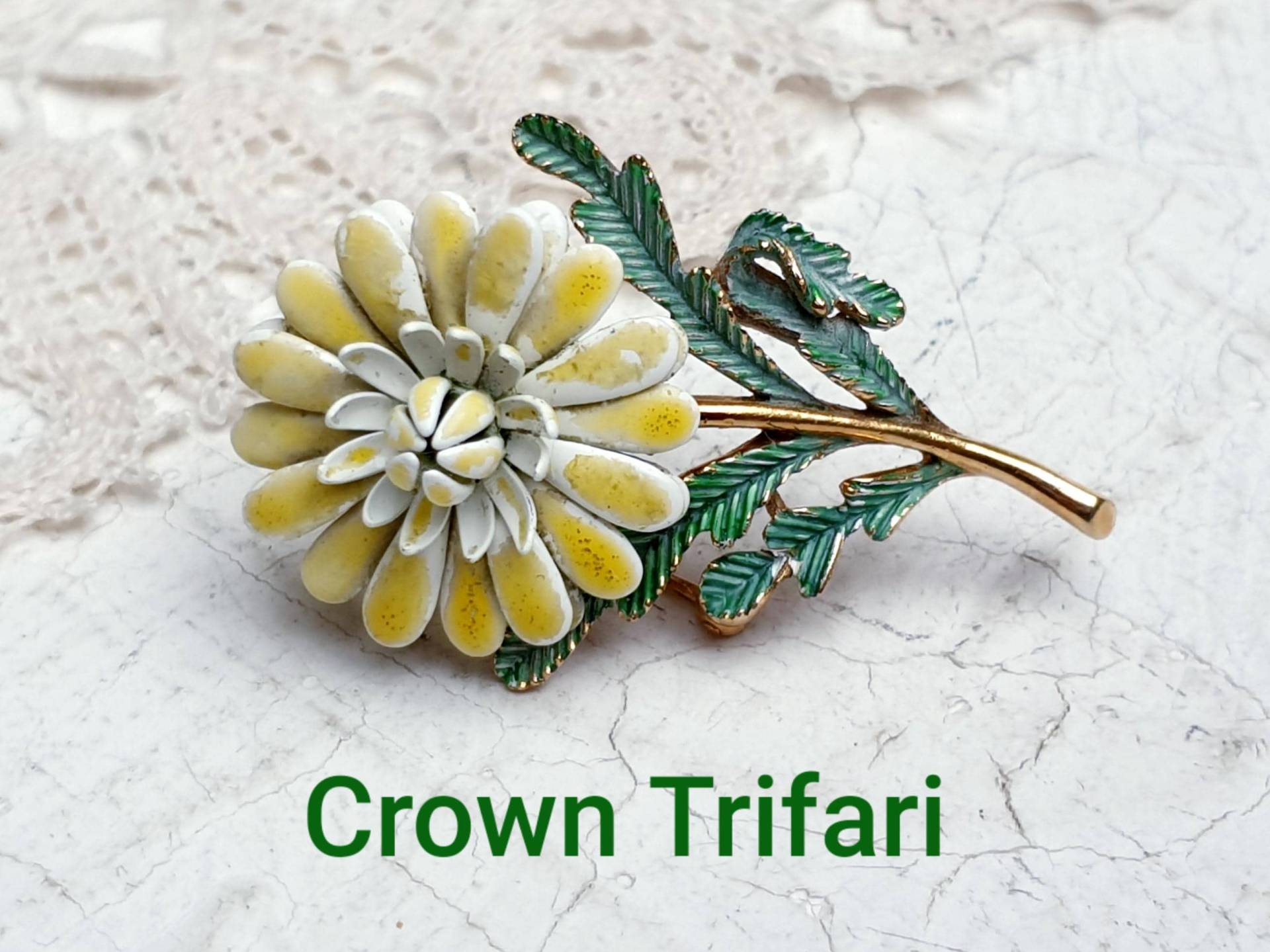 Crown Trfari Rare 1960S Vintage Blumen Brosche Aus Vergoldetem Trifanium Mit Gelbem Und Grünem Emaille von BestAntiqueBoutique