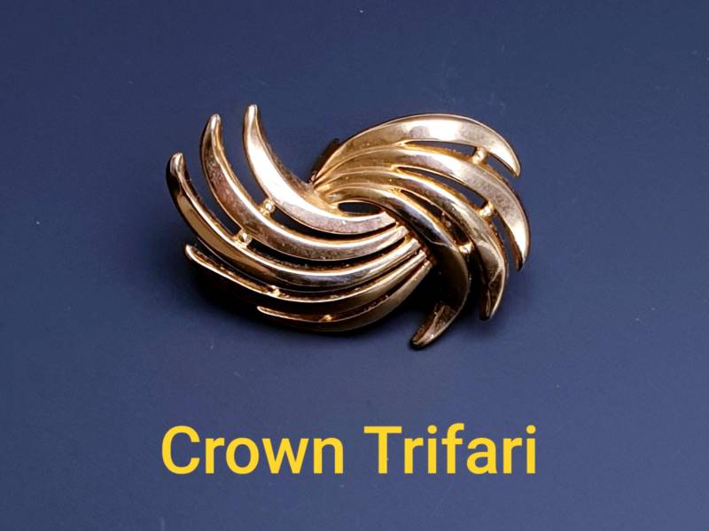 Crown Trfari Signierte Vintage Abstrakte Brosche Aus Glänzend Vergoldetem Trifanium von BestAntiqueBoutique