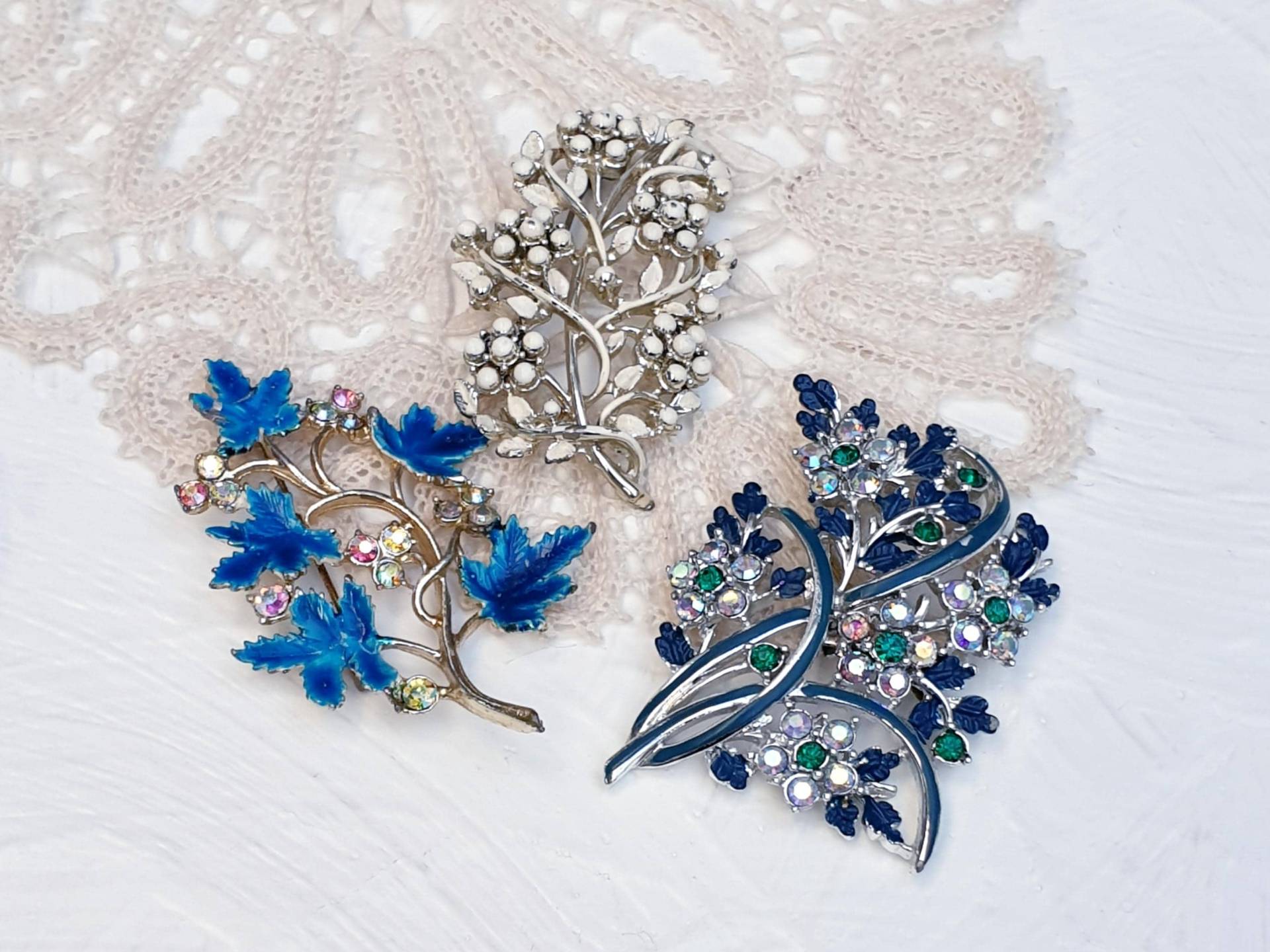 Drei Vintage Blumen Broschen Mit Emaille Und Ab Strasssteinen. Schmuck Lot von BestAntiqueBoutique