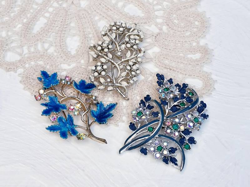 Drei Vintage Blumen Broschen Mit Emaille Und Ab Strasssteinen. Schmuck Lot von BestAntiqueBoutique