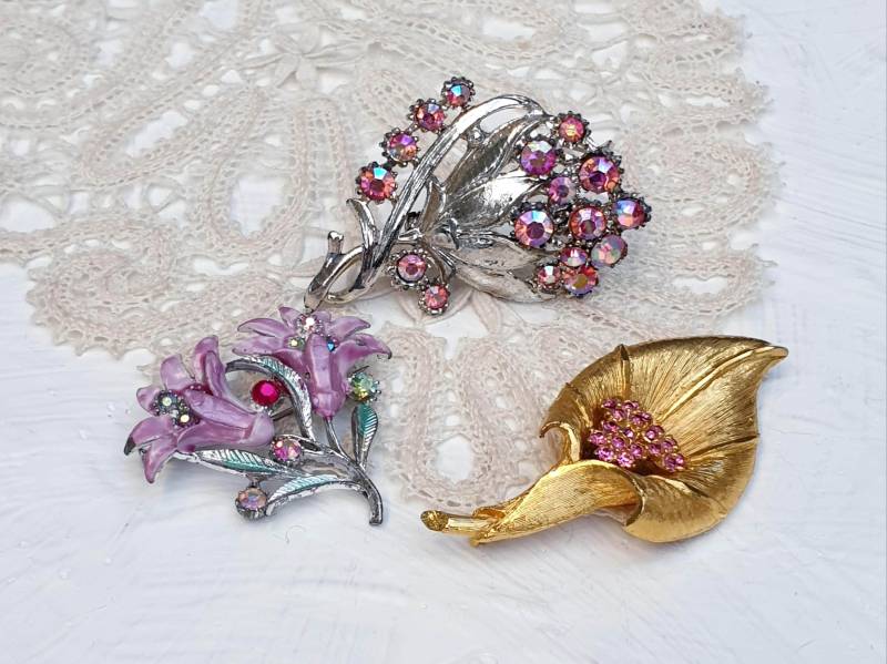 Drei Vintage Blumen Broschen Mit Emaille Und Strass. Schmuck Lot von BestAntiqueBoutique