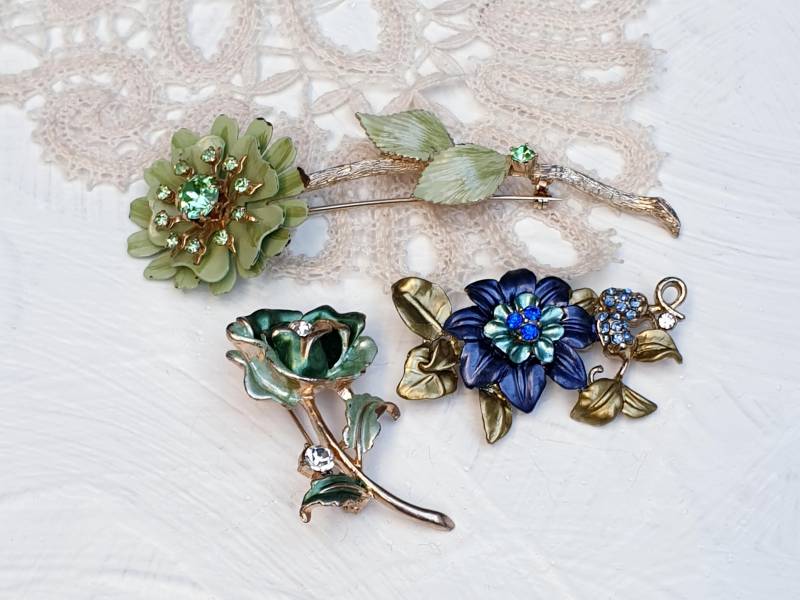 Drei Vintage Blumen Broschen Mit Emaille Und Strass. Schmuck Lot von BestAntiqueBoutique