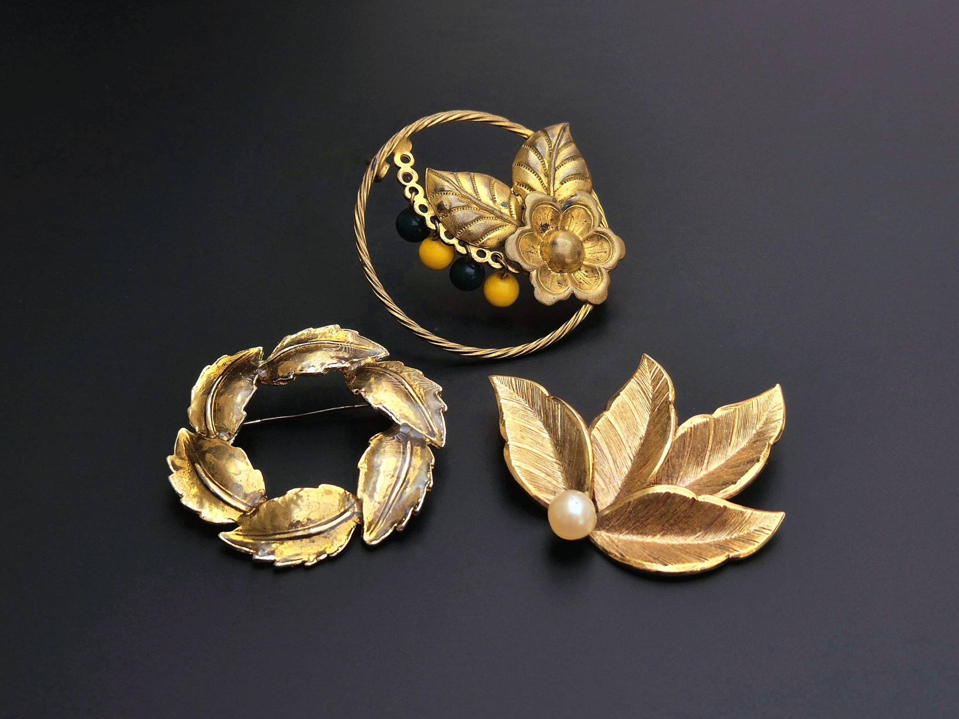 Drei Vintage Gold Ton Blumen Broschen Mit Faux Perle Und Perlen. Schmuck Lot von BestAntiqueBoutique