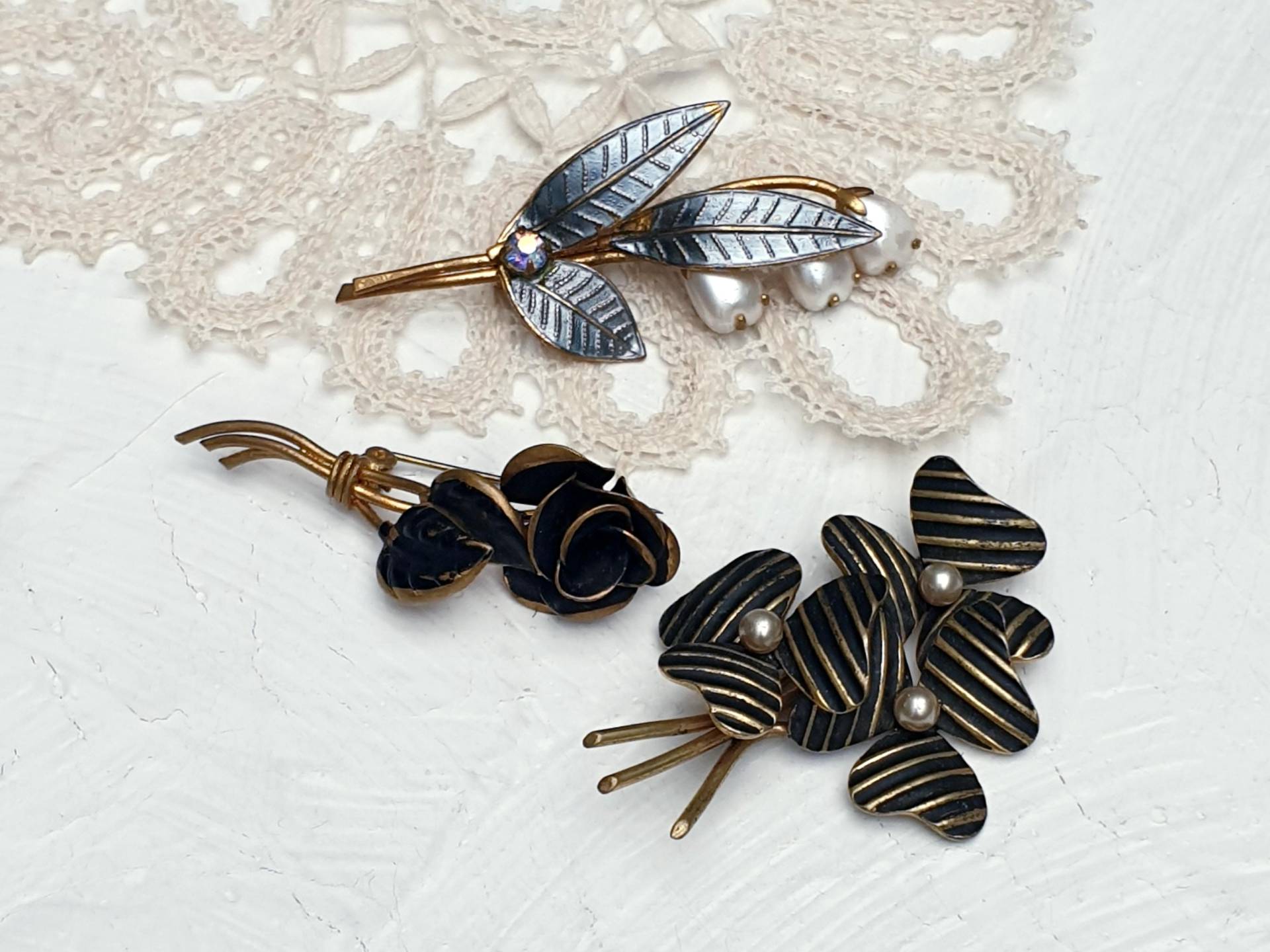 Drei Vintage Gold Ton Blumen Broschen Mit Schwarz Und Silber Emaille, Faux Perlen Ab Strass von BestAntiqueBoutique