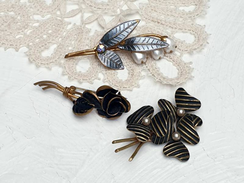 Drei Vintage Gold Ton Blumen Broschen Mit Schwarz Und Silber Emaille, Faux Perlen Ab Strass von BestAntiqueBoutique