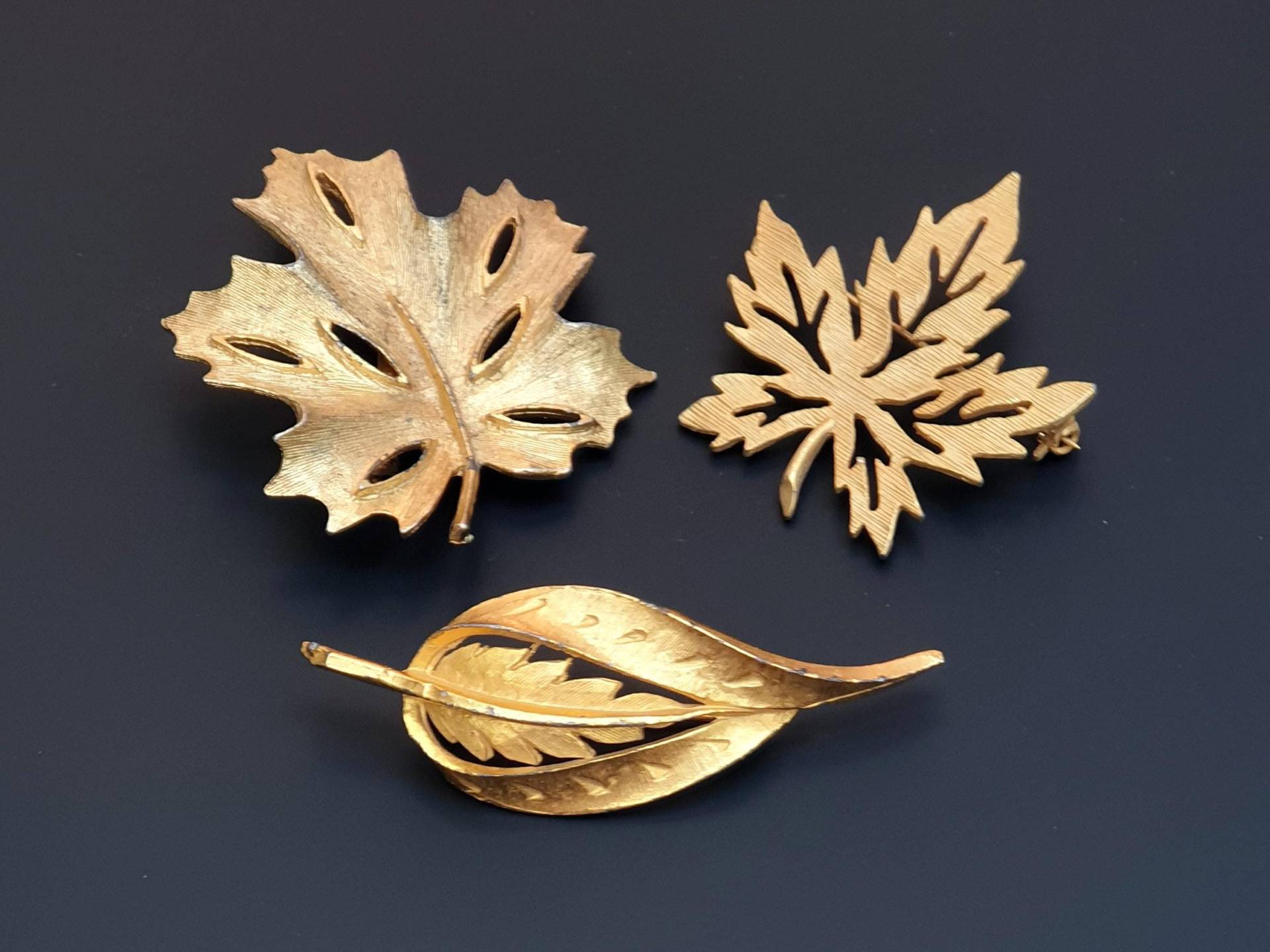Drei Vintage Goldfarbene Broschen in Blattform. Schmuck Lot von BestAntiqueBoutique