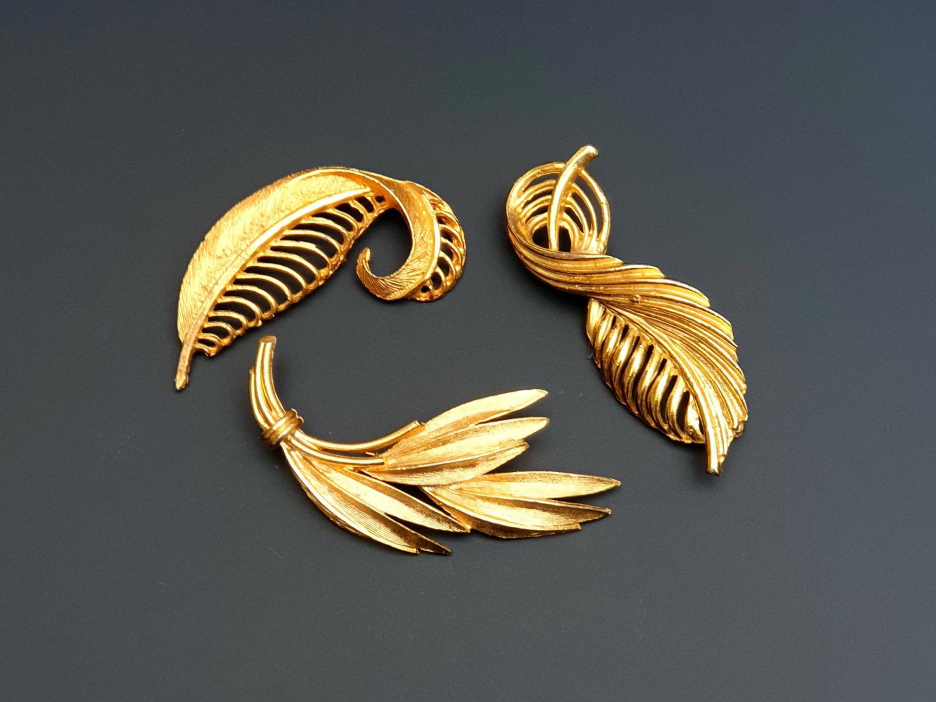 Drei Vintage Goldfarbene Federbroschen. Schmuck Lot von BestAntiqueBoutique