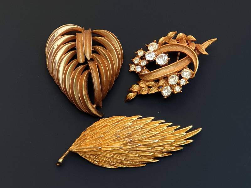 Drei Vintage Große Blätter Broschen in Gold Ton Mit Klaren Strasssteinen. Schmuck Lot von BestAntiqueBoutique