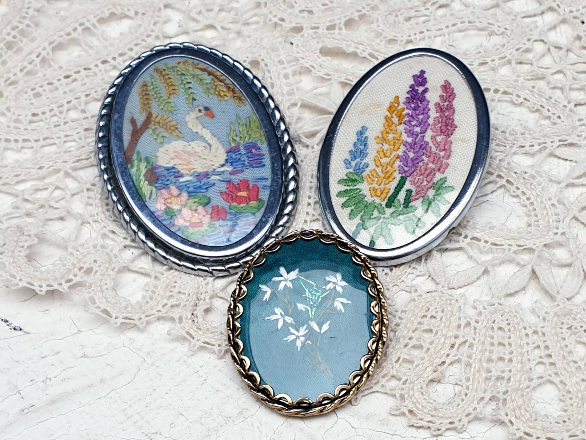 Drei Vintage Hand Bestickt Große Ovale Broschen. Lot Von Drei Mid-Century 1950Er - 1960Er Jahre von BestAntiqueBoutique