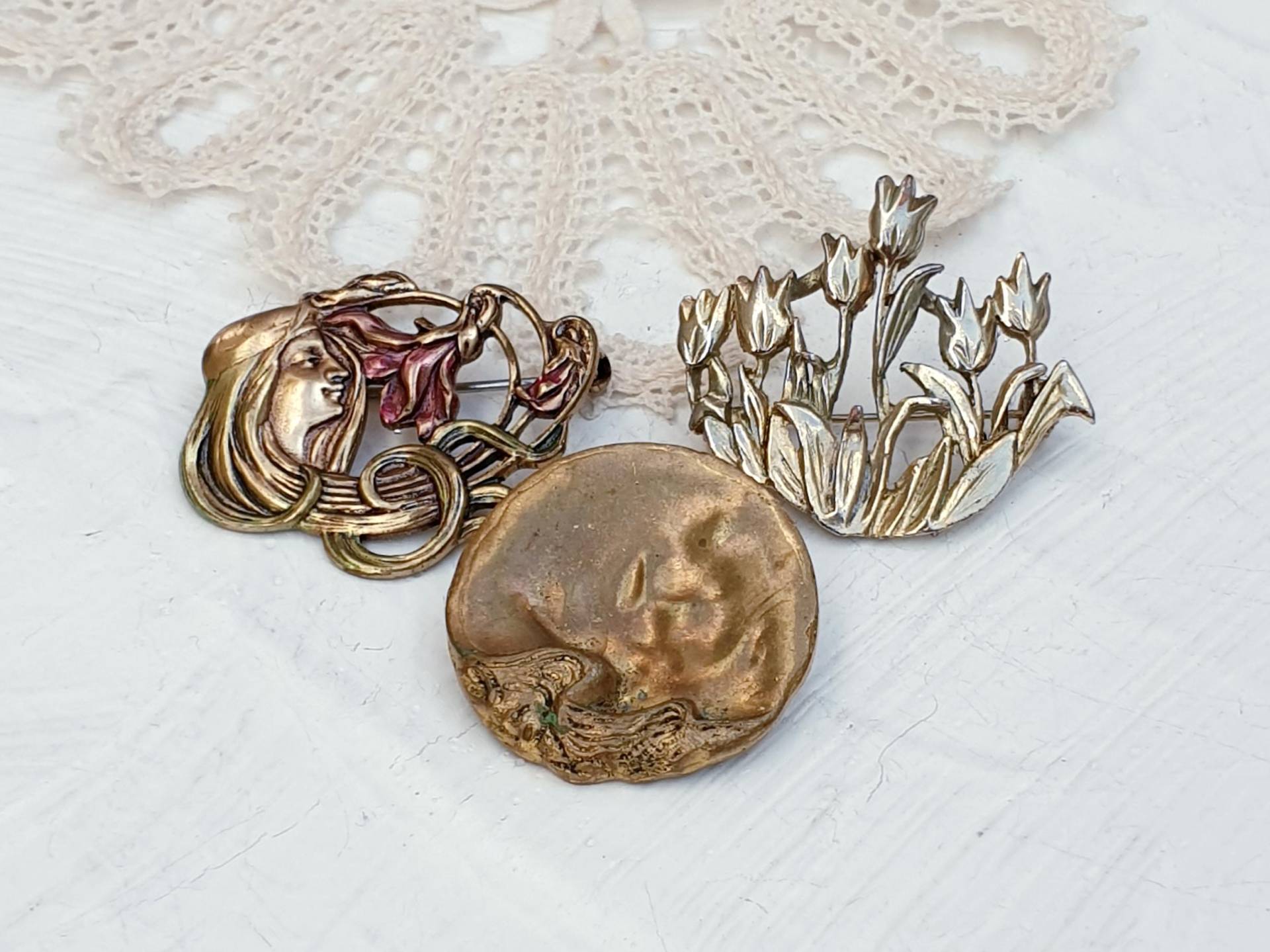 Drei Vintage Jugendstil Inspirierte Broschen. Schmuck Lot von BestAntiqueBoutique