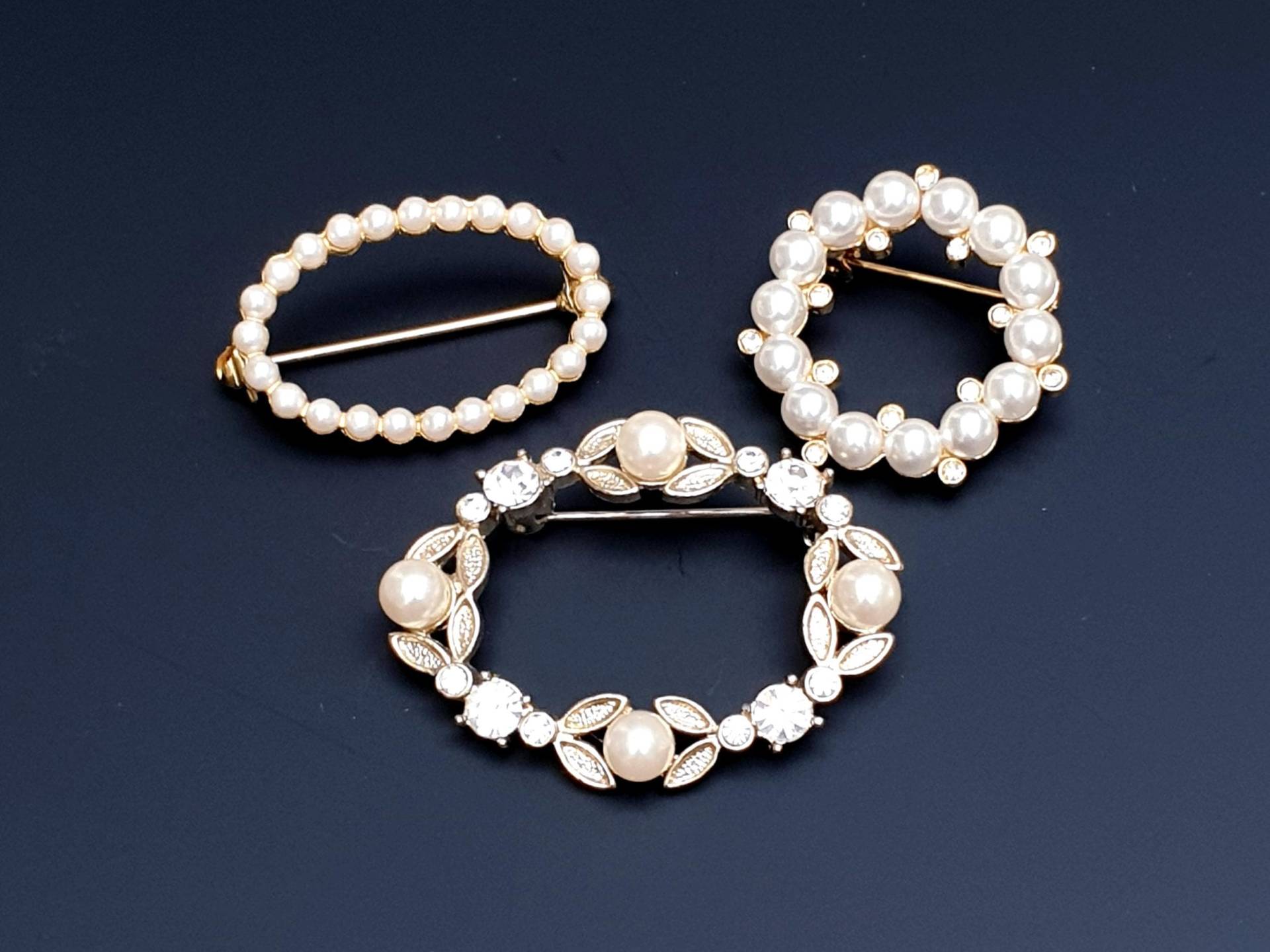 Drei Vintage Kranz Broschen in Gold Ton Mit Faux Perlen Und Strass. Kleines Schmuck Lot von BestAntiqueBoutique