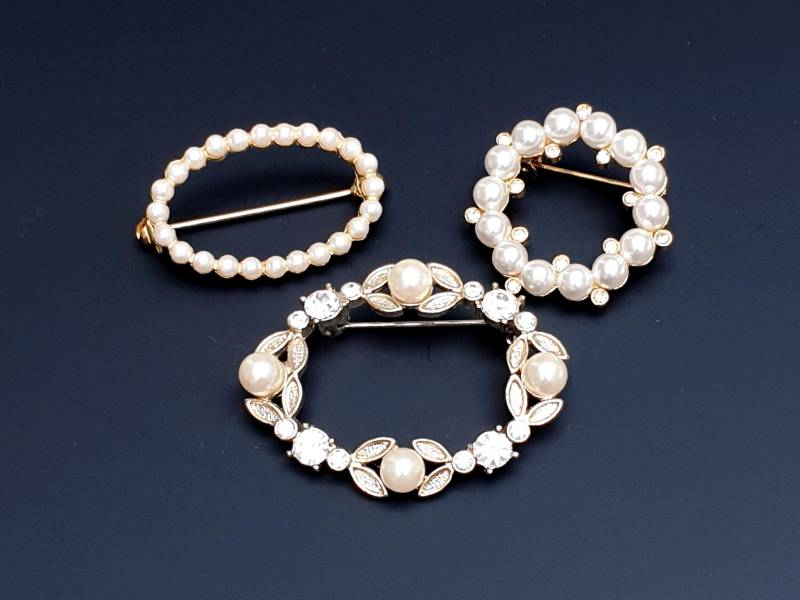 Drei Vintage Kranz Broschen in Gold Ton Mit Faux Perlen Und Strass. Kleines Schmuck Lot von BestAntiqueBoutique