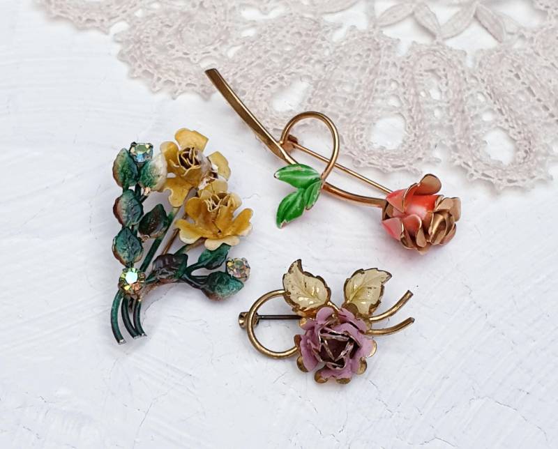 Drei Vintage Rosen Broschen Aus Emaille. 1950Er-60Er Jahre Schmuck Konvolut von BestAntiqueBoutique