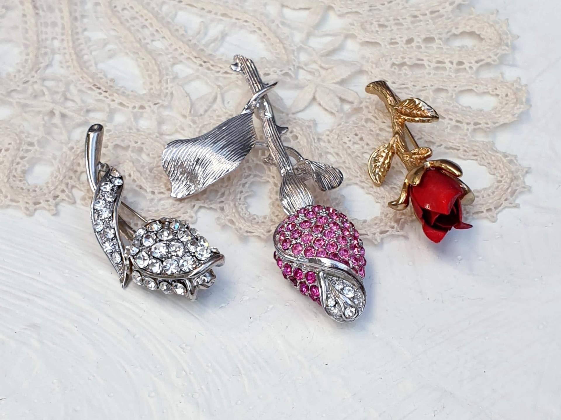 Drei Vintage Rosenknospen An Stengel Form Broschen Mit Emaille Und Strasssteinen. Schmuck Lot von BestAntiqueBoutique