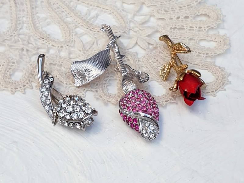 Drei Vintage Rosenknospen An Stengel Form Broschen Mit Emaille Und Strasssteinen. Schmuck Lot von BestAntiqueBoutique