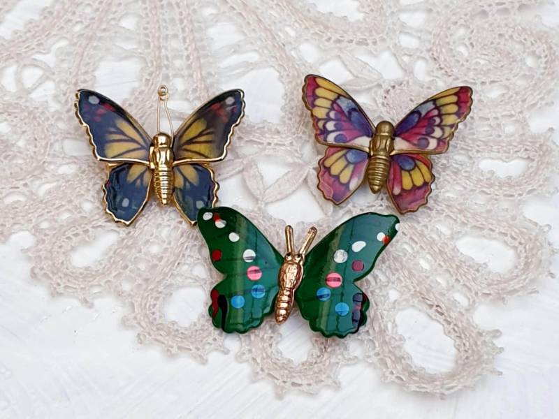 Drei Vintage Schmetterlingsbroschen Aus Emaille. Entzückende Kleine Lot Von Drei Broschen. Mid-Century 1950Er-60Er Jahre von BestAntiqueBoutique