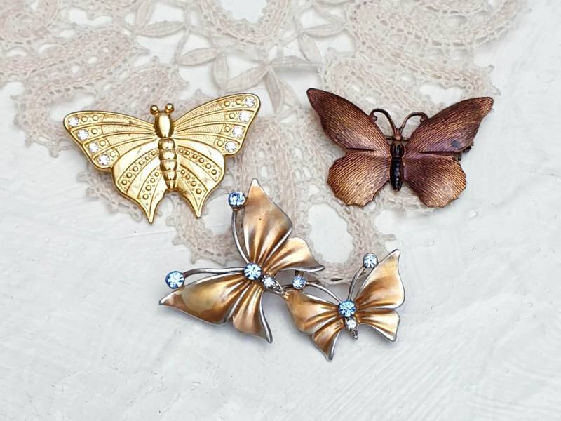 Drei Vintage Schmetterlingsbroschen Mit Emaille Und Strass. Entzückende Kleine Lot Von Drei Broschen von BestAntiqueBoutique