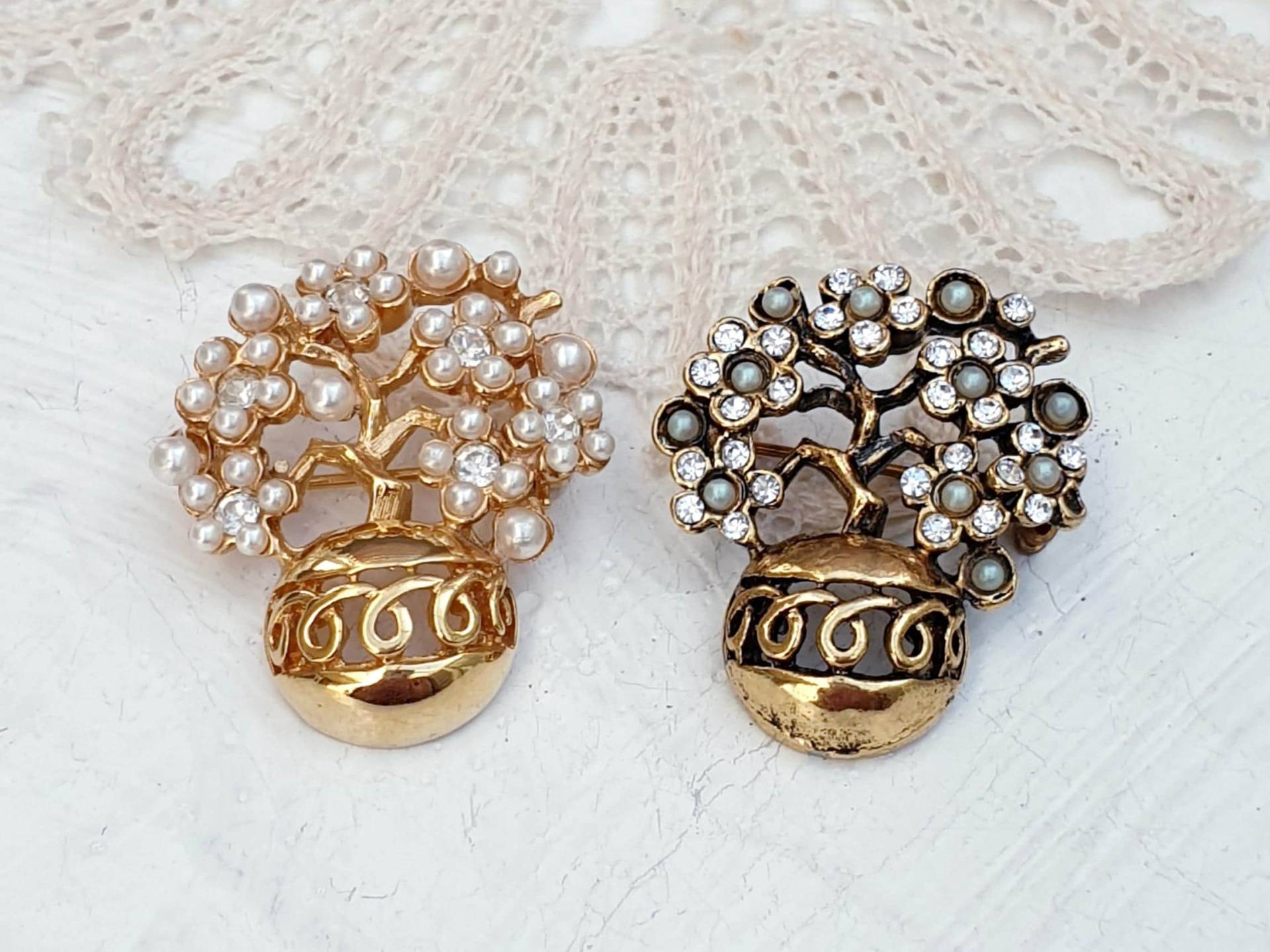 Ein Paar Vintage Kleine Goldfarbene Blumenbroschen Mit Künstlichen Perlen Und Klaren Strasssteinen. Schmuck Lot von BestAntiqueBoutique