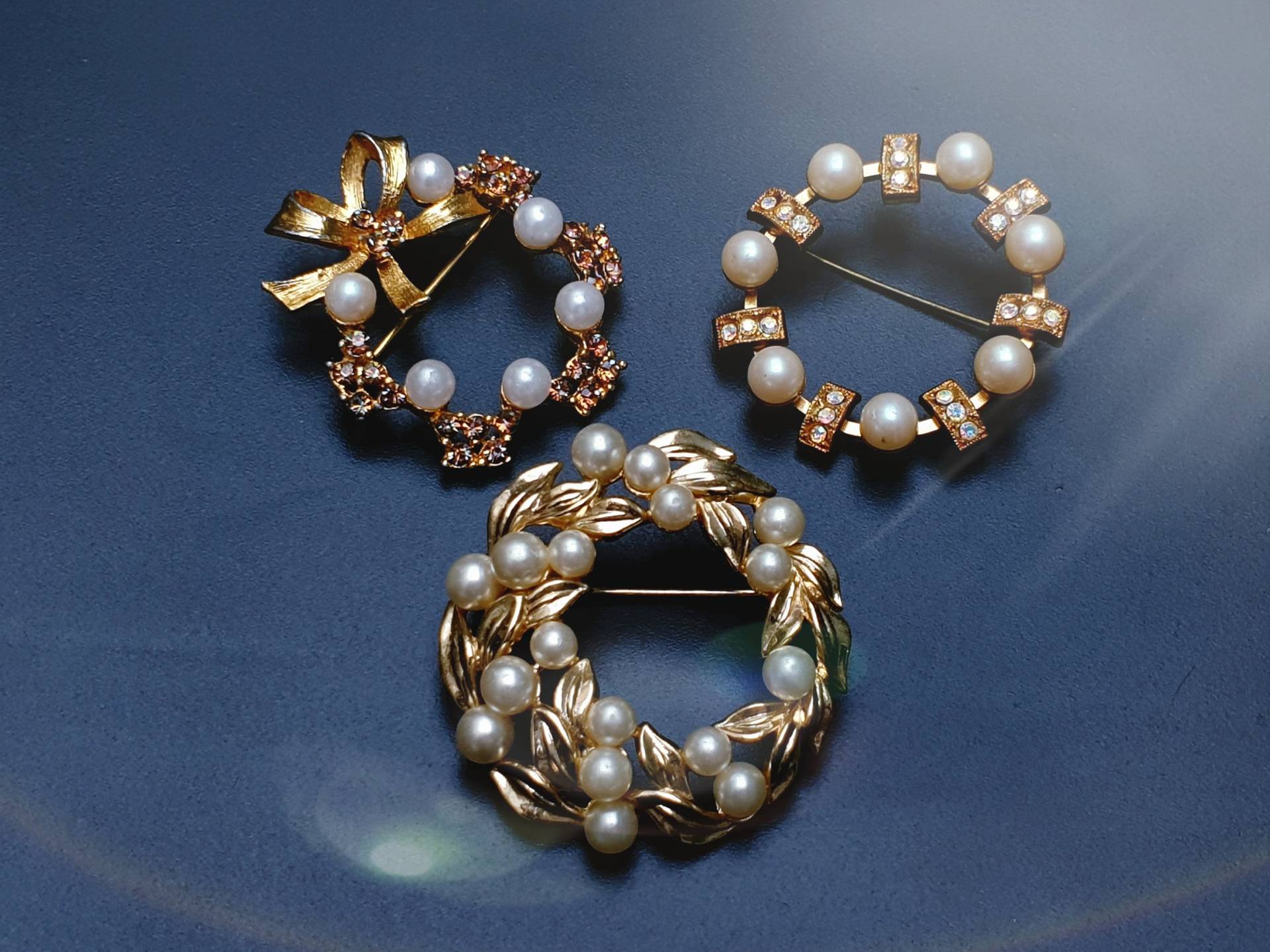 Entzückende Kleine Lot Von Drei Vintage Kranz Broschen in Gold Ton Mit Faux-Perlen Und Strass von BestAntiqueBoutique