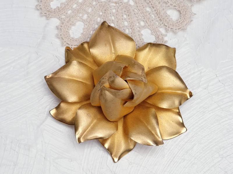 Extra Große Geschichtete Gold-Ton Blumenbrosche von BestAntiqueBoutique