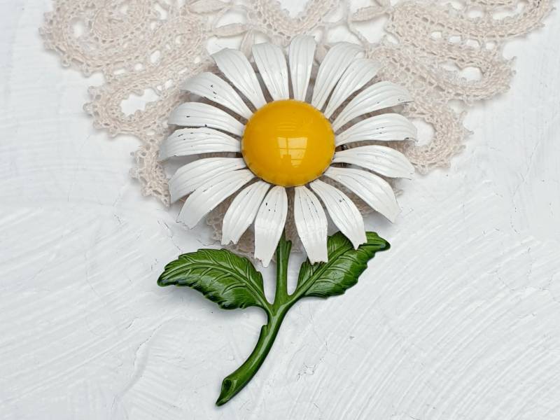 Extra Großes Gänseblümchen Auf Stiel Brosche Mit Weißer, Grüner Und Gelber Emaille. 1960Er Jahre Vintage Blumenbrosche von BestAntiqueBoutique